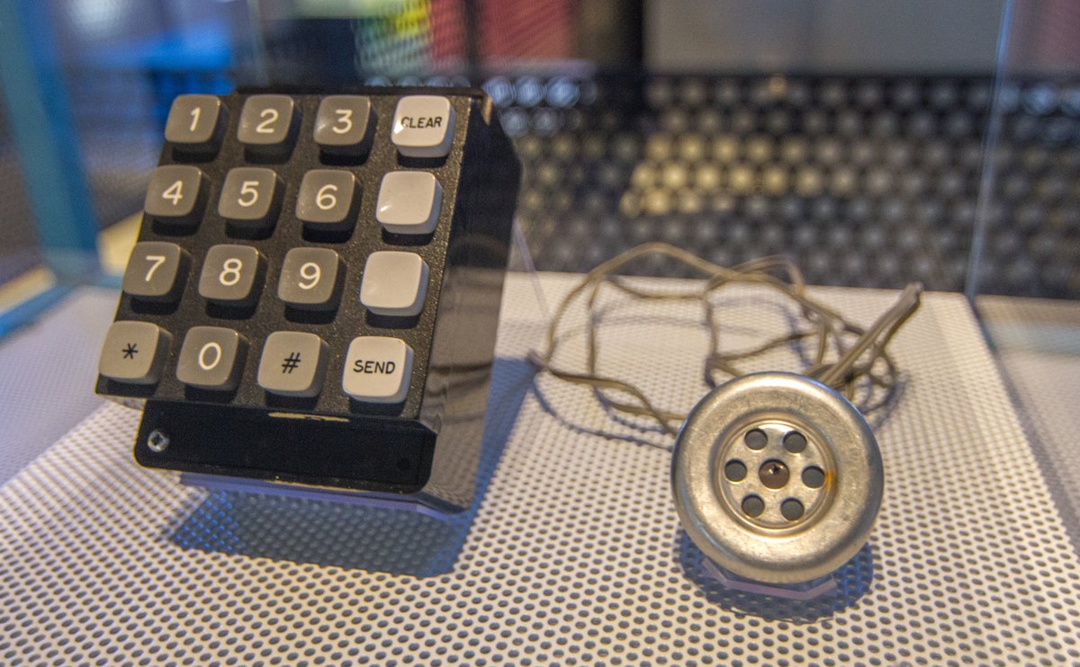 A blue box on display at the Powerhouse Museum in Sydney, Australia. This exemplar is a typical late-1960s / early-1970s analog blue box: a small enclosure containing a Wien-bridge or similar dual-…